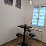 Dafni Nuovo Accogliente Funzionale In Centro Paese アパート デルヴィオ